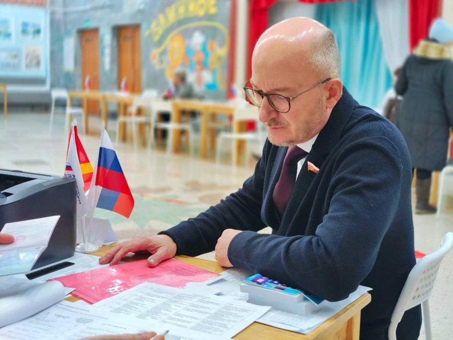Челябинский сенатор проголосовал на избирательном участке в Сатке*
