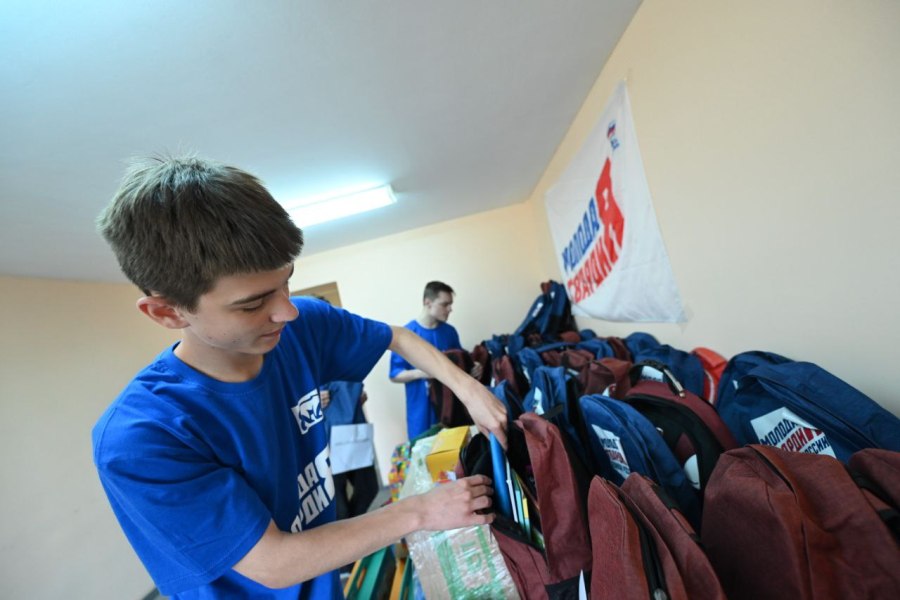 Более 100 школьных наборов отправили челябинские волонтеры на Донбасс*1