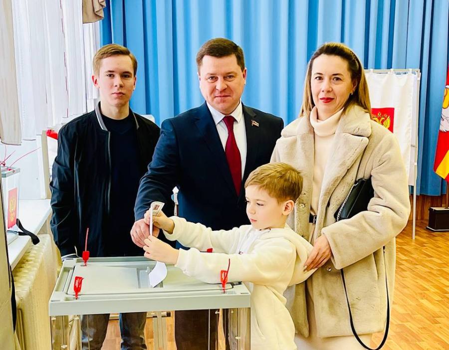Жители Челябинской области приходят на выборы целыми семьями*