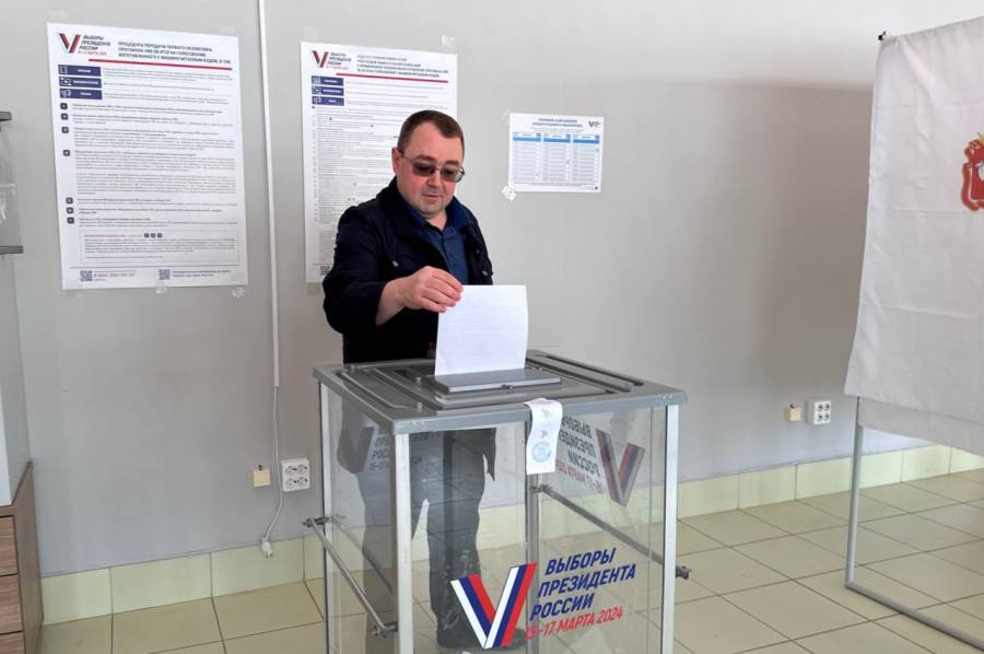 Первый вице-губернатор Челябинской области показал пример сыну на голосовании*