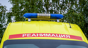 Ребенка увезли на скорой после падения на детской площадке в Челябинске