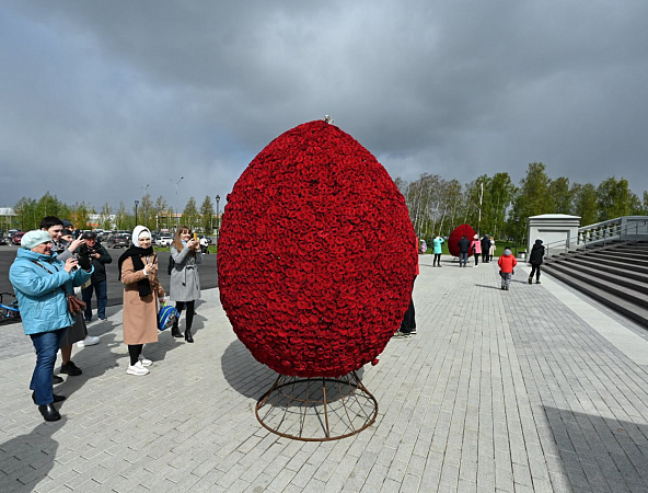Челябинск украсили гигантскими пасхальными яйцами из живых роз