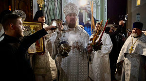 Ночью в Челябинске прошло Пасхальное богослужение с Благодатным огнем
