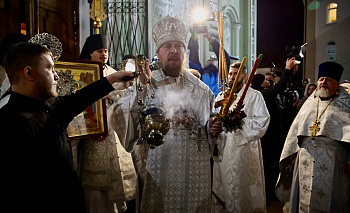 Ночью в Челябинске прошло Пасхальное богослужение с Благодатным огнем